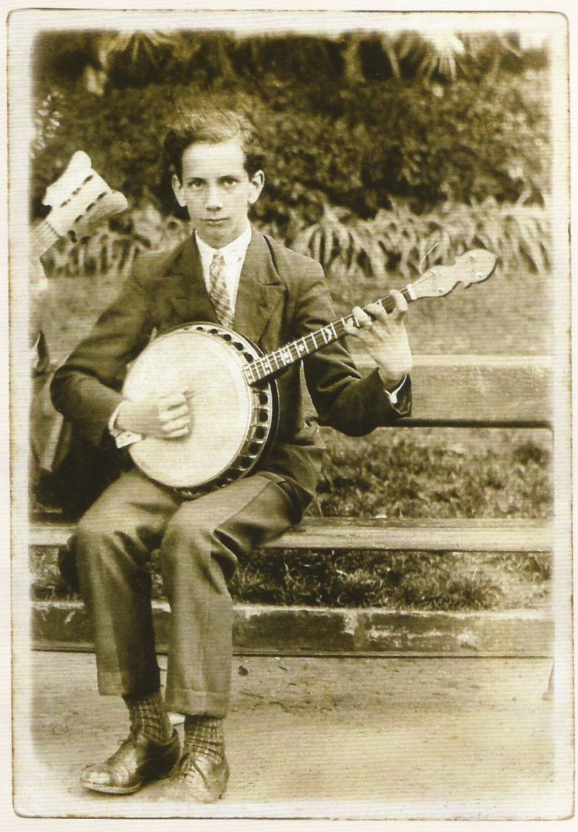Livro de partituras inéditas de Garoto é publicado no Acervo Digital do Violão Brasileiro - Garoto aos 16 anos tocando banjo. Acervo Jorge Mello
