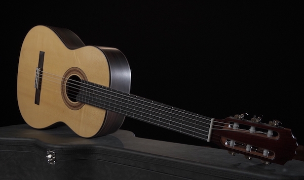 Luthier Lineu Bravo doa violão para rifa de financiamento coletivo do Acervo
