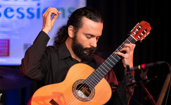 Percussive resources of the classical guitar, por Stanley Levi