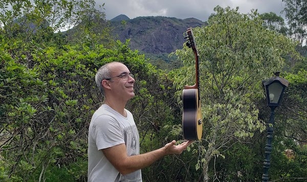 Violonista Carlos Chaves busca financiamento para dois CDs de cavaquinho solo e álbum de partituras