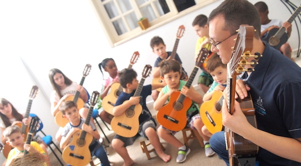 A metodologia Suzuki para violão no Brasil – entrevista com o professor Daniel de Lima