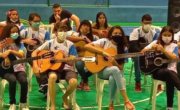 Orquestra com 87 crianças mobiliza encontro de violão infantil de Mossoró