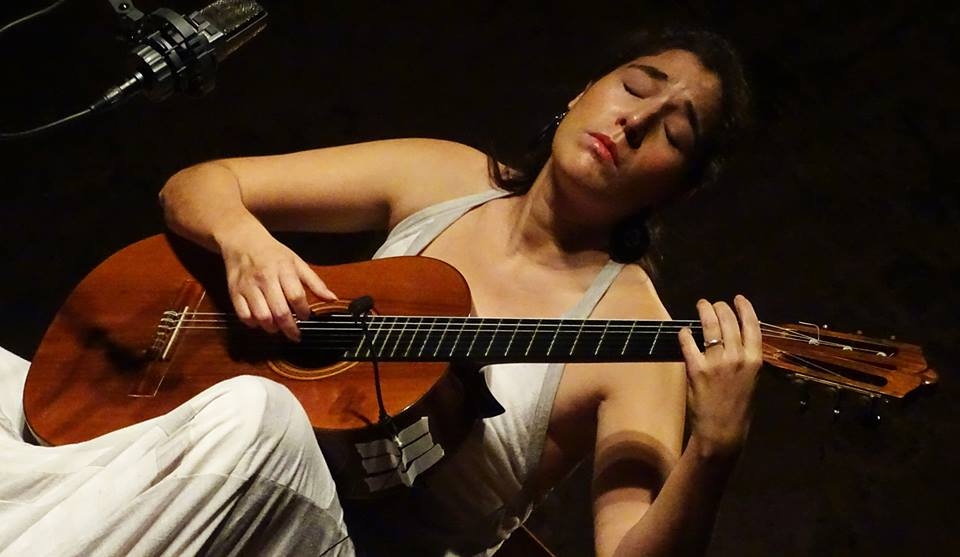 Elodie Bouny cria curso online ao vivo sobre criatividade e técnica no violão