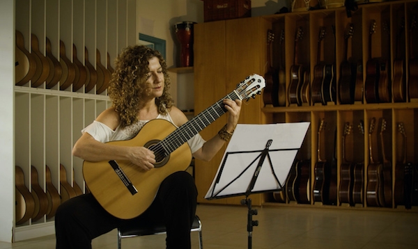 Músicas inéditas de Armando Neves são reveladas pela violonista Paola Picherzky 