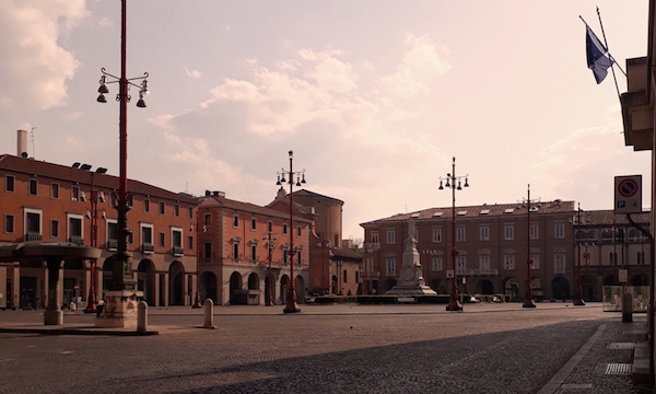 Violonista retrata a cidade de Forlì deserta e o avanço do Covid-19 na Itália