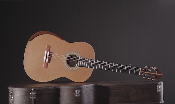 Luthier Cleyton Fernandes doa violão para a Rifa do Acervo