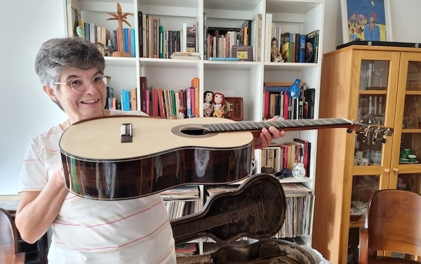 Sueli Moreira ganha o sorteio do violão Cleyton Fernandes Modelo Concert Lattice