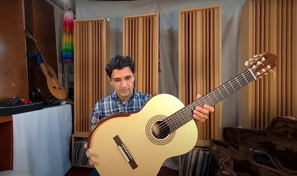 Na Série Diário de um Violão, Thiago Abdalla analisa novo modelo do luthier Cleyton Fernandes