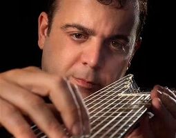 Paulo Martelli apresenta repertório de Bach para violão de 11 cordas