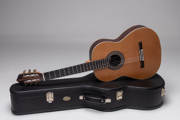 Luthier Alvaro Athayde doa violão para Rifa do Acervo