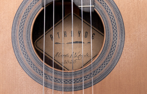 Saiba como participar da Rifa Violão Alvaro Athayde